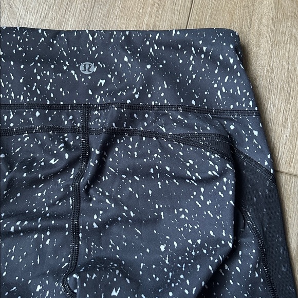 Lululemon Drop It Like It’s Hot Tights in butterfly texture black and white 4 - Picture 4 of 5